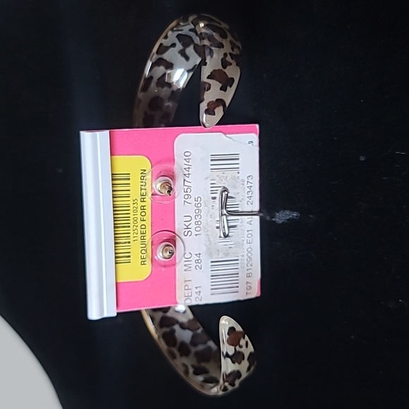 New! BETSEY JOHNSON Leaping Leopards Lucite 3/4 Hoop Post Earrings. - Picture 6 of 6